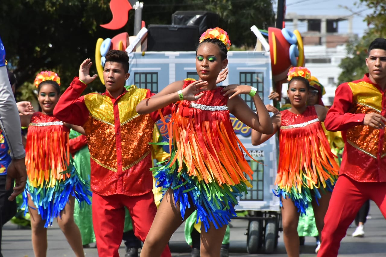 Jóvenes y chicos participaron del Desfile del Suroccidente.
