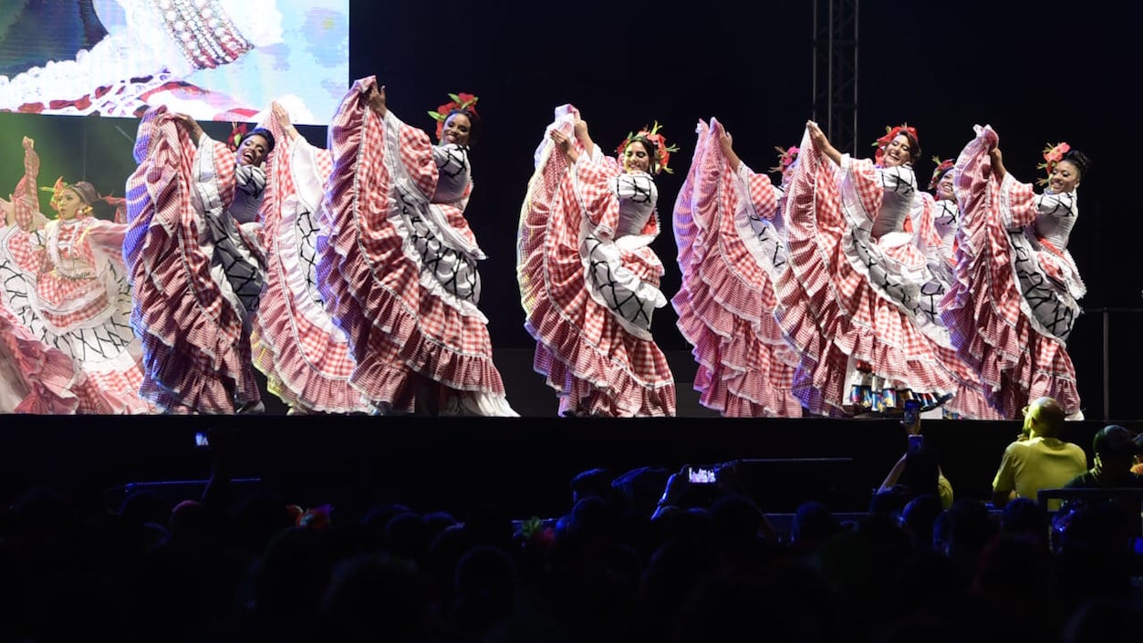 El baile y vestido de cumbiambera que no podía faltar.