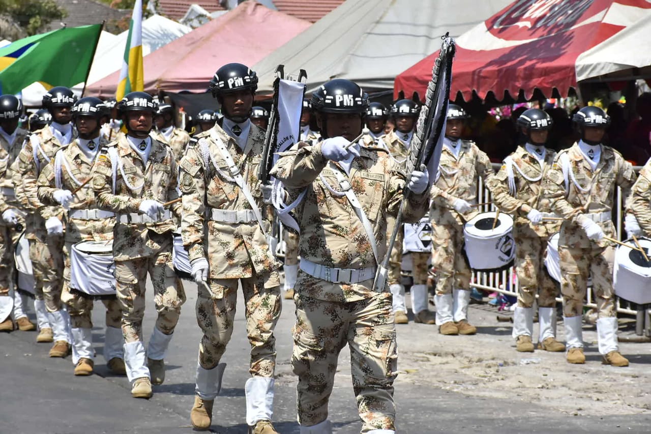 El ejército hizo la apertura del desfile.