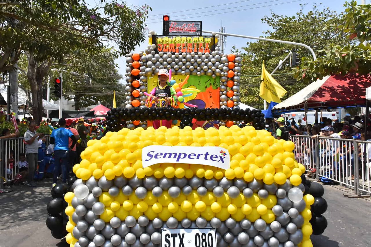 Carroza con motivo de picó con globos.