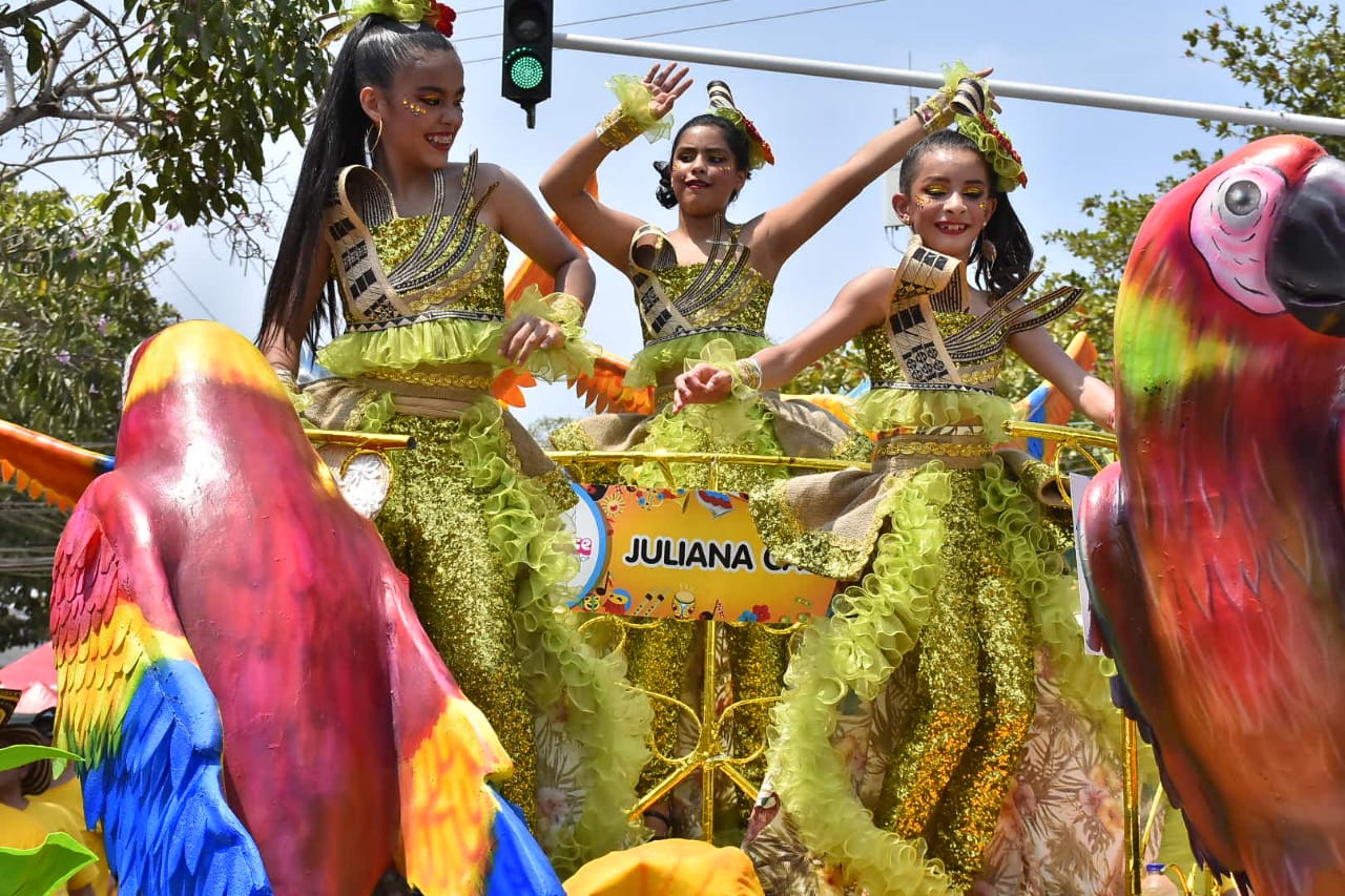 Pequeñas sobernas en carroza festiva.