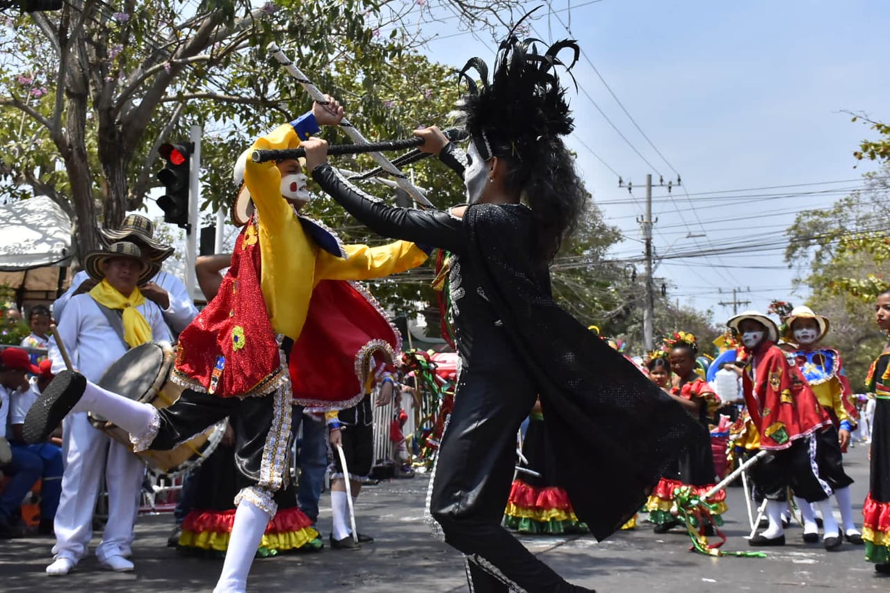 Jóvenes desfilaron con la danza del garabato.