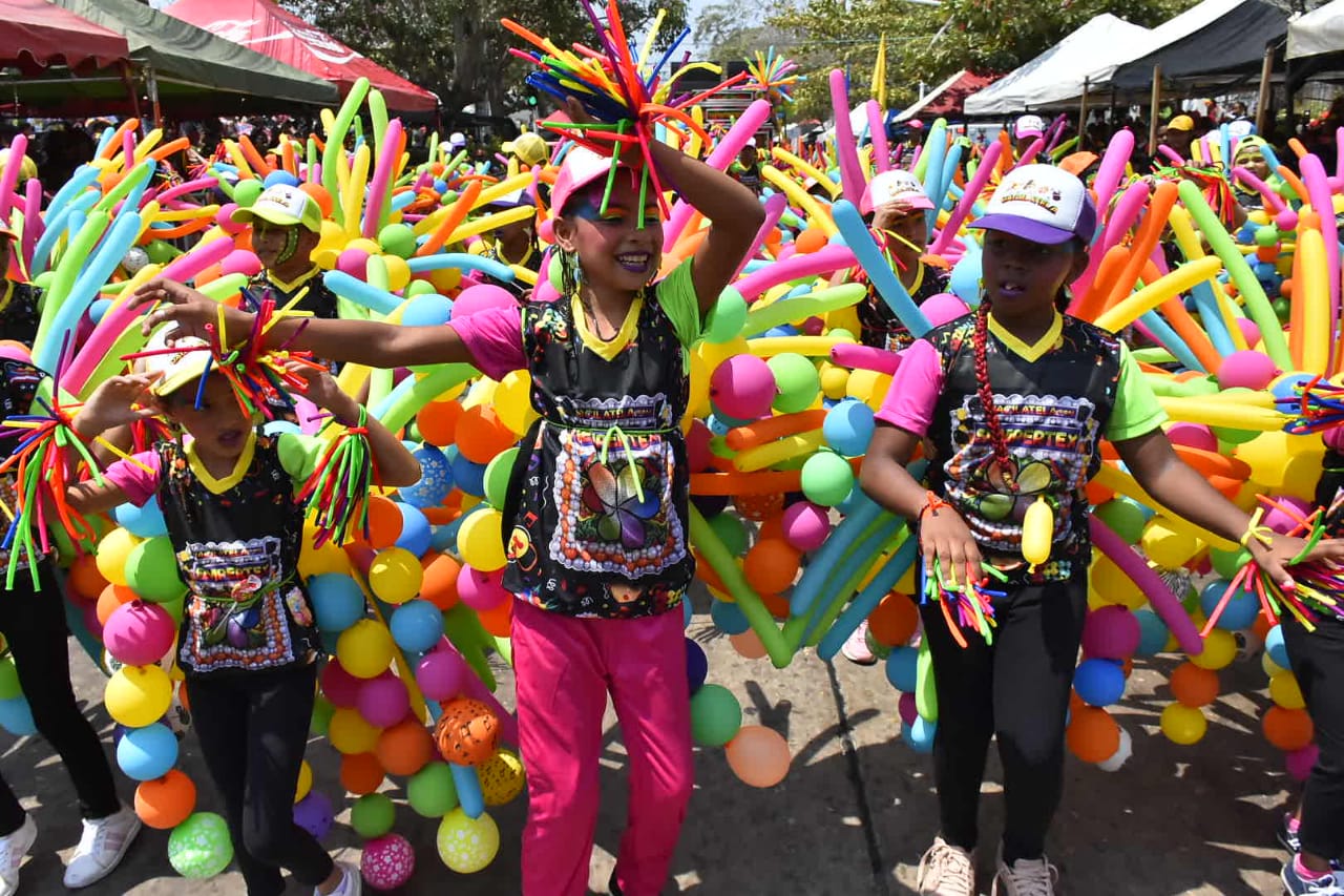Grupo de niños disfrazados con globos.
