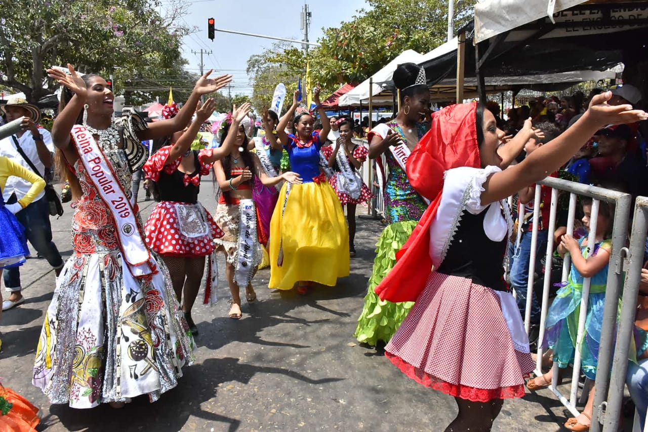 La Reina Popular, Geraldine Quiroz, con Caperucita Roja.