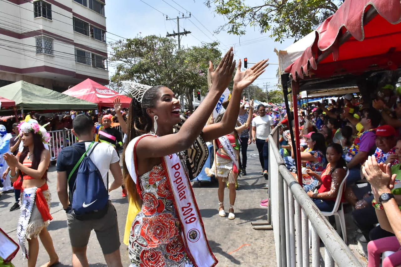 La Reina Carolina Segebre vestida de congo en el desfile.
