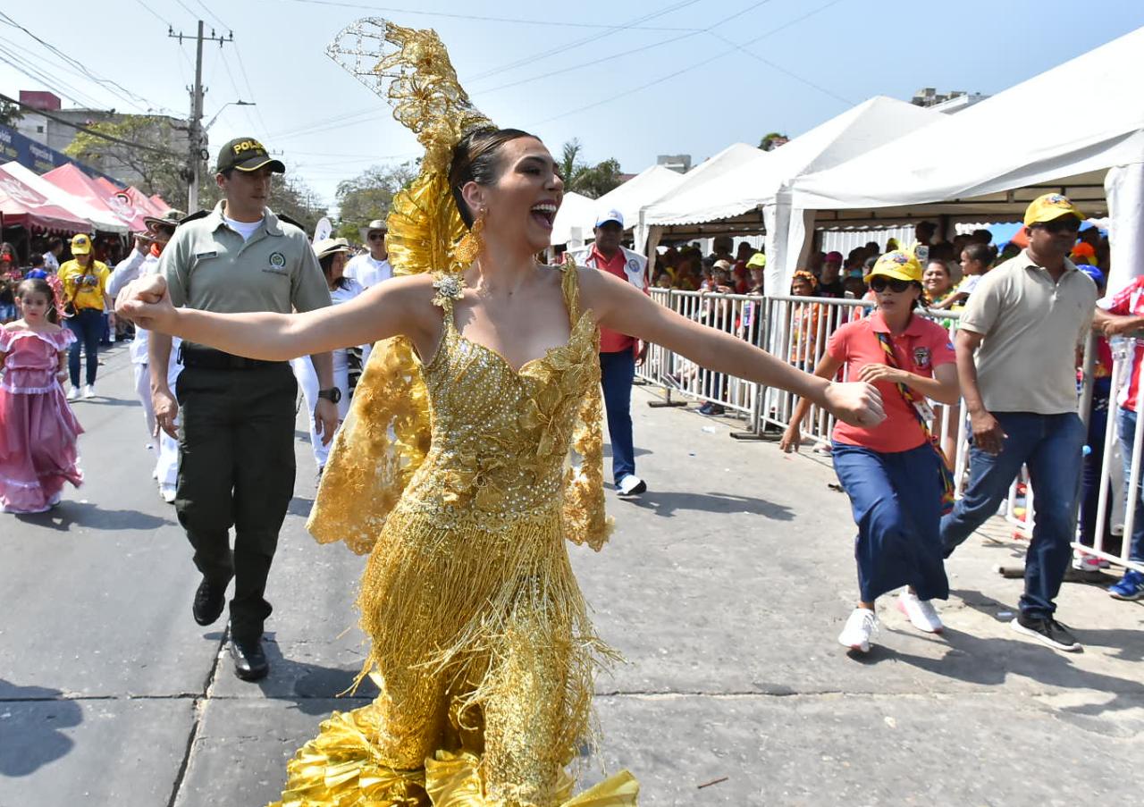 La Reina Carolina fue aplaudida por el público.