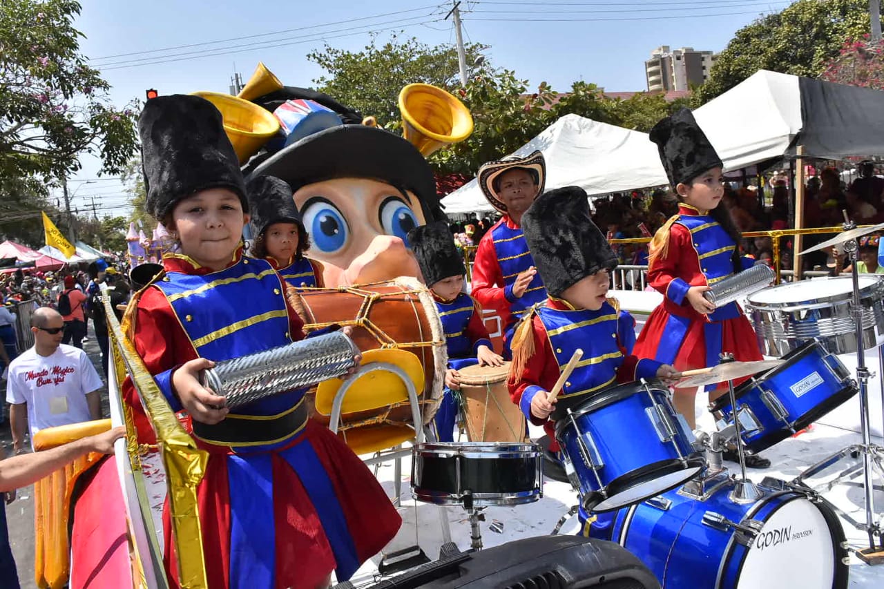 Carroza musical con pequeños intérpretes.