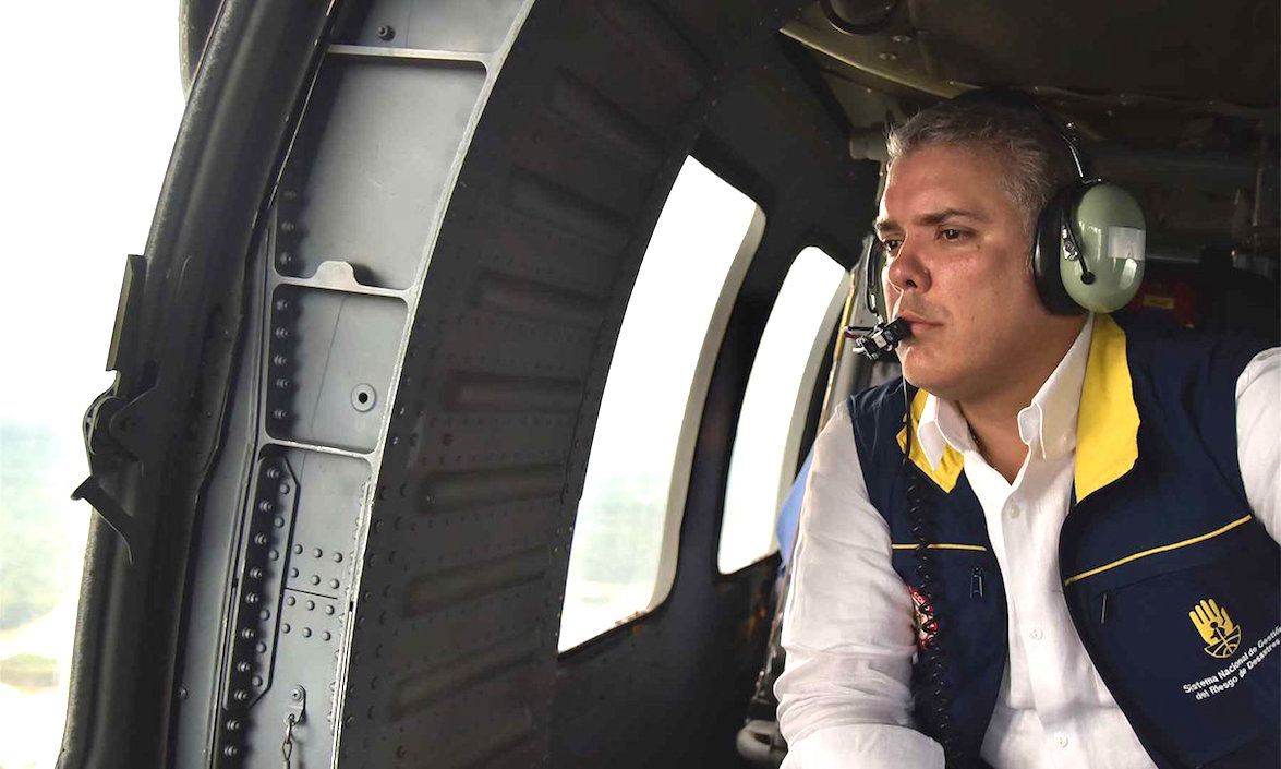 El Presidente Iván Duque sobrevolando las zonas afectadas.