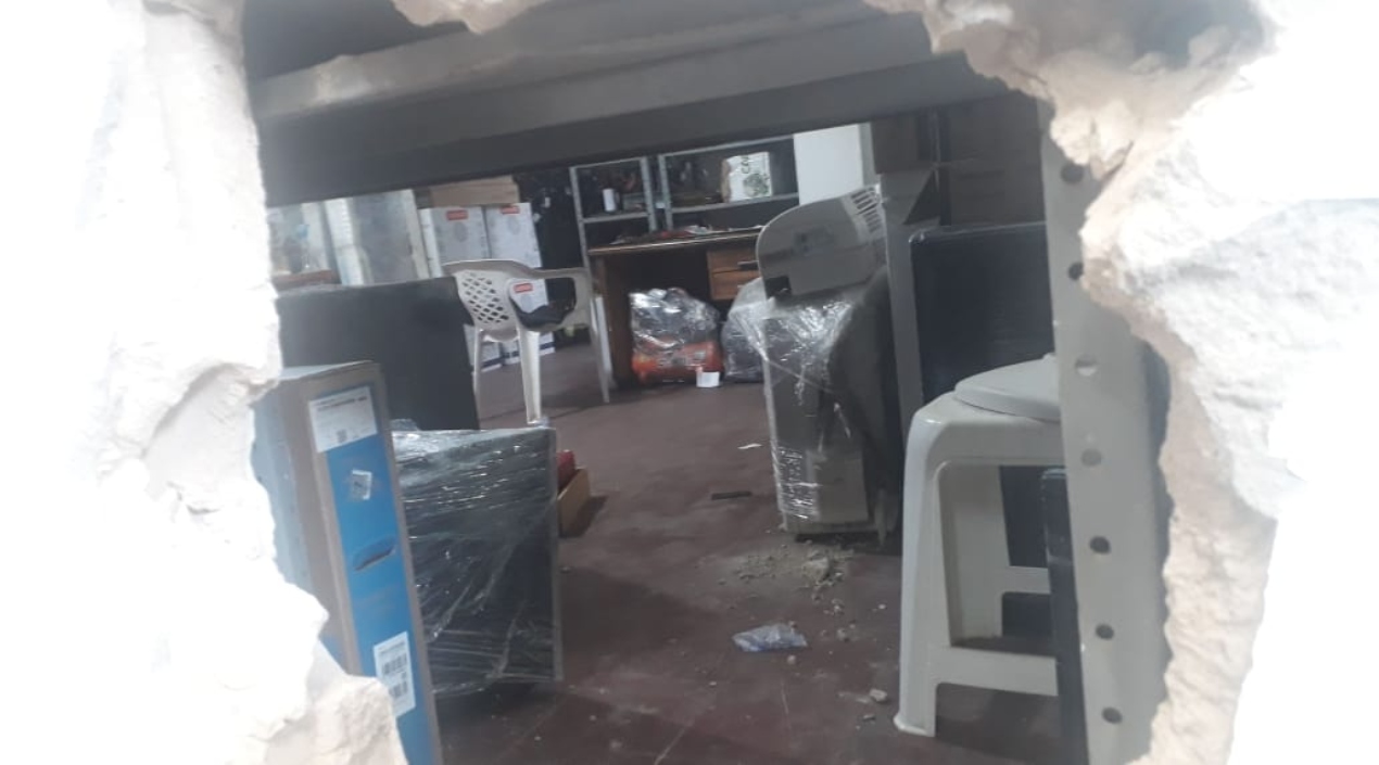 Cortesía. Eduar Orozco Puello El hueco realizado desde la droguería hacia el almacén de compra y venta.