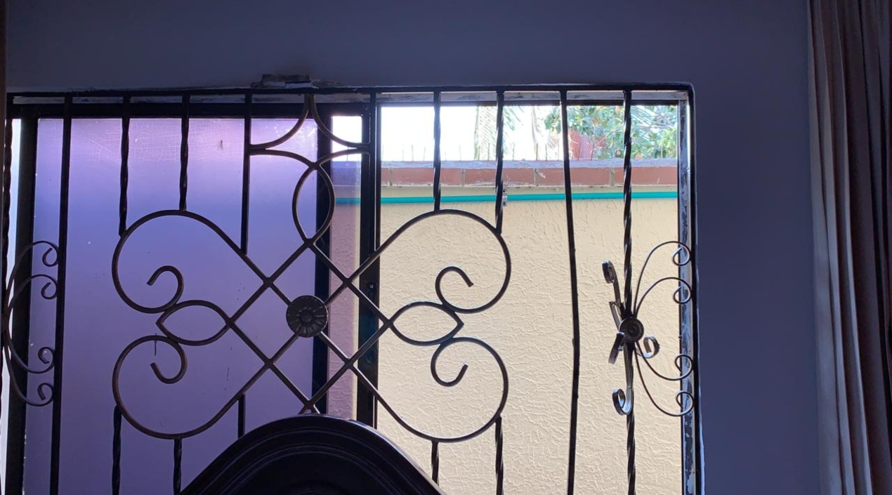 La reja de la ventana fue forzada por los ladrones.