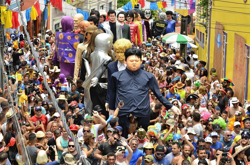 Muestra el desfile de muñecos durante el carnaval, en Olinda (Brasil).