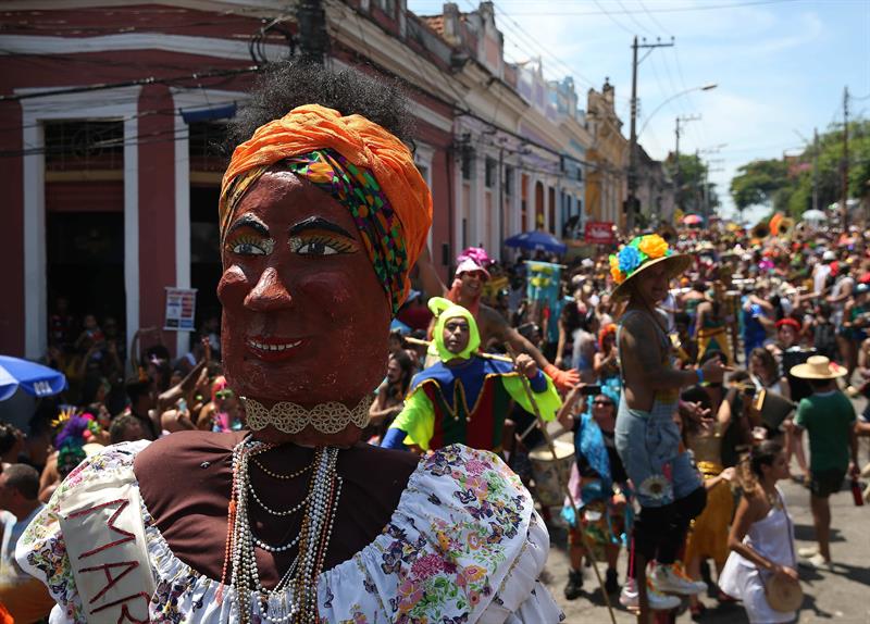 La comparsa de carnaval "Céu na Terra" desfila este sábado por el barrio turístico de Santa Teresa en la ciudad de Río de Janeiro.