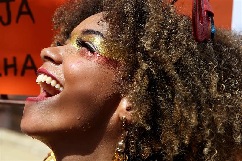 Una integrante de la comparsa de carnaval "Académicos do Baixo Augusta" desfila este domingo, por el centro de Sao Paulo (Brasil).