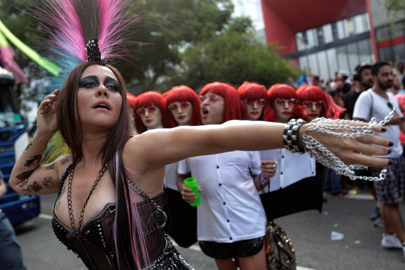 La actriz brasileña Alessandra Negrini, integrante de la comparsa de carnaval "Académicos do Baixo Augusta ", en Sao Paulo.