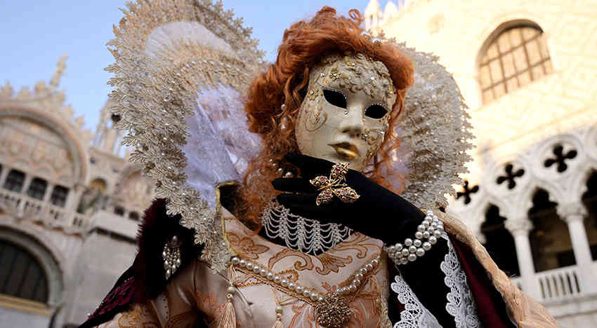 Una juerguista enmascarada posa en la Plaza de San Marcos de Venecia.