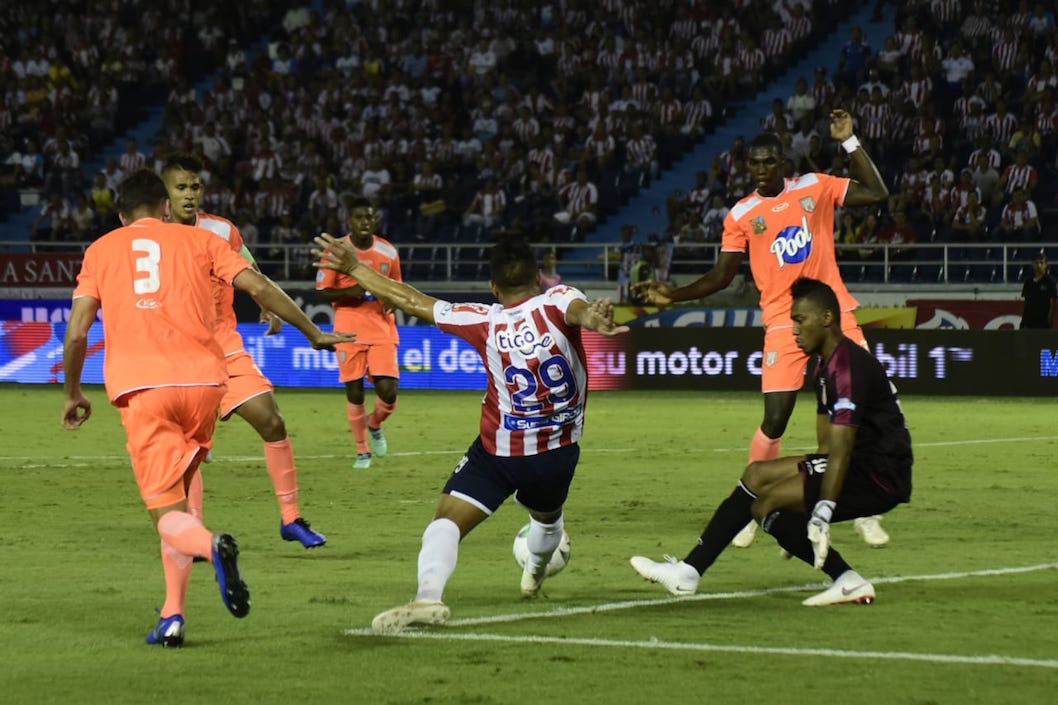 Teófilo Gutiérrez entre el arquero Jefferson Martínez  y el zaguero Francisco Báez.