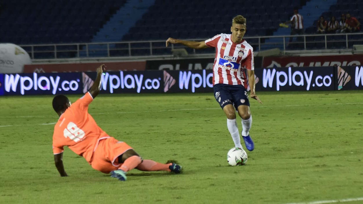 Víctor Cantillo llegando ante la marca de Juan Mosquera.