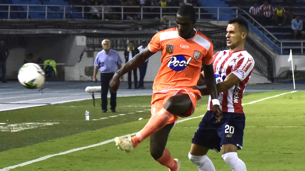 Marlon Piedrahita, como siempre, generando jugadas de ataque.