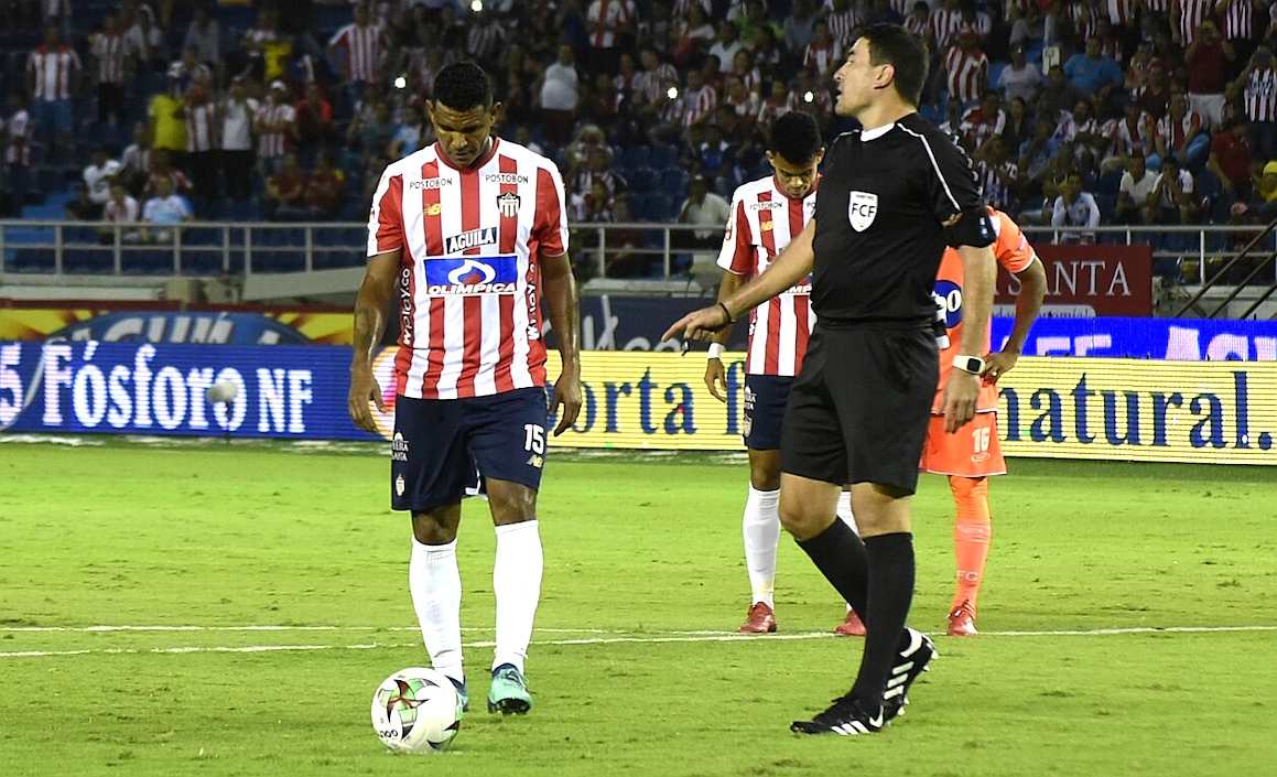 El árbitro reconsidera su decisión y sanciona el cobro de tiro penal.