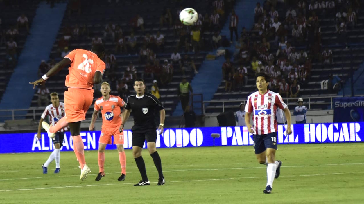 Carlos terán rechaza de cabeza ante una llegada de Matías Fernández.