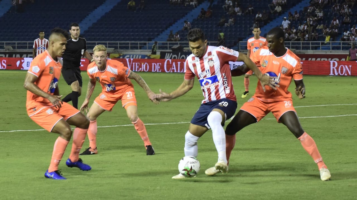 Teófilo Gutiérrez marcado por una línea de tres de los visitantes.