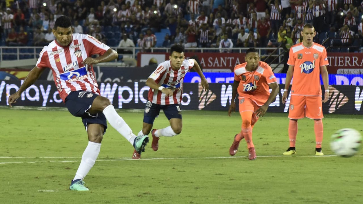 Luis Narváez falla en el cobro de tiro penal que atajó el arquero Jefferson Martínez.