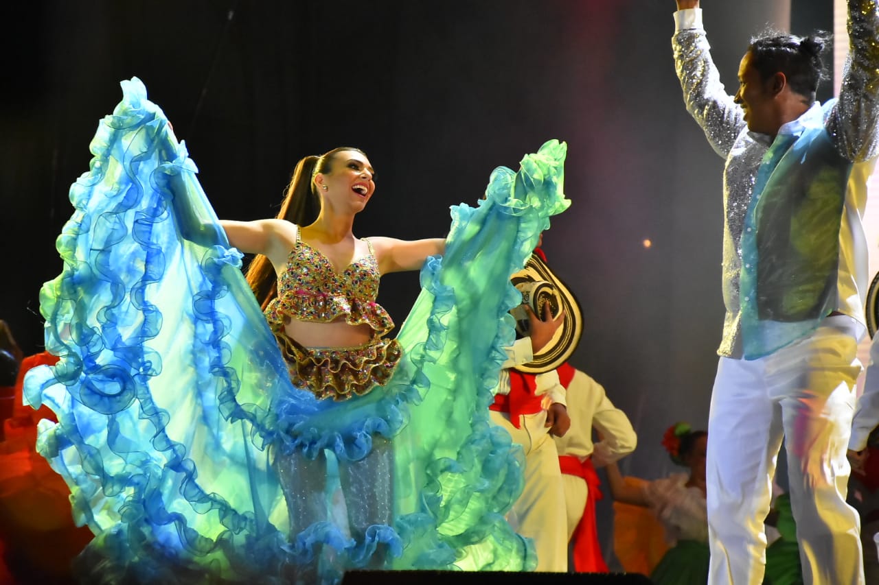 Carolina bailó al ritmo de fandango.