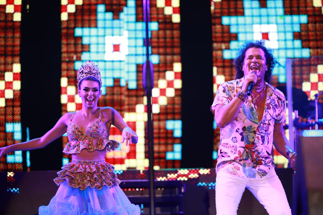 Su majestad Carolina Segebre baila al ritmo de Carlos Vives.