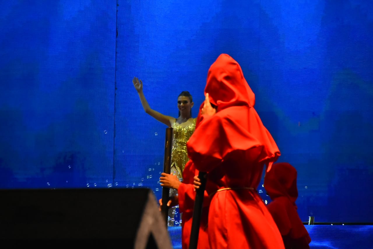 En su primera salida al escenario.