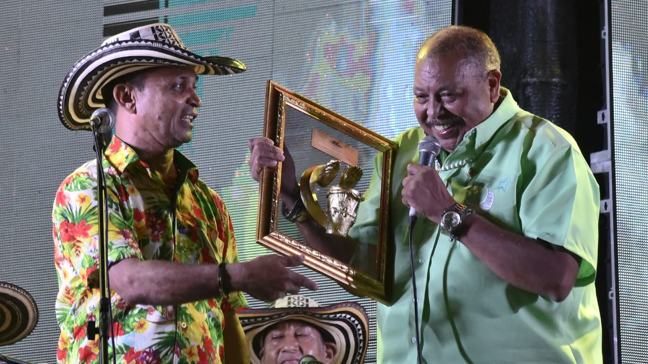 Lisandro Polo le entrega la placa de homenaje al maestro Juan Piña.