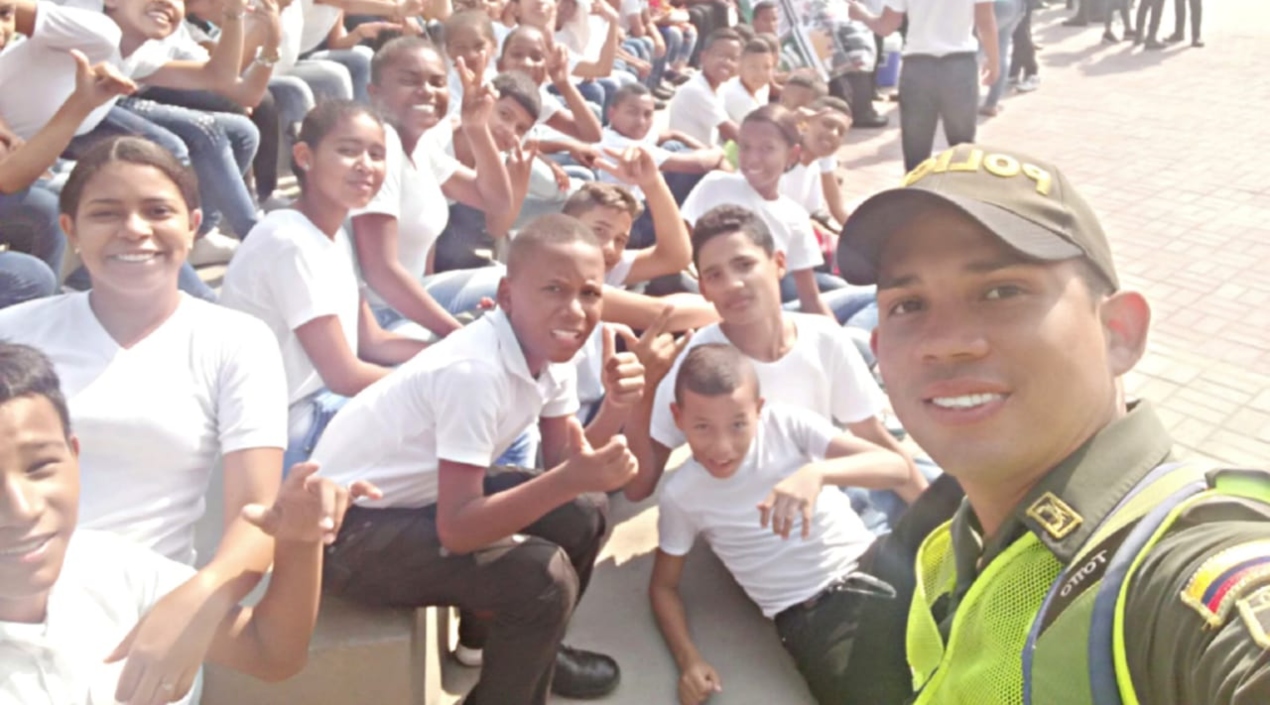 Policía Metropolitana. Los niños compartieron con los policías durante esta actividad civica en el Parque Almendra.