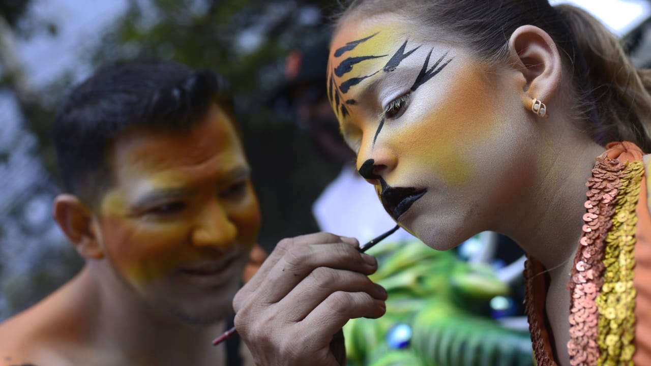 Un momento para el maquillaje antes del desfile.