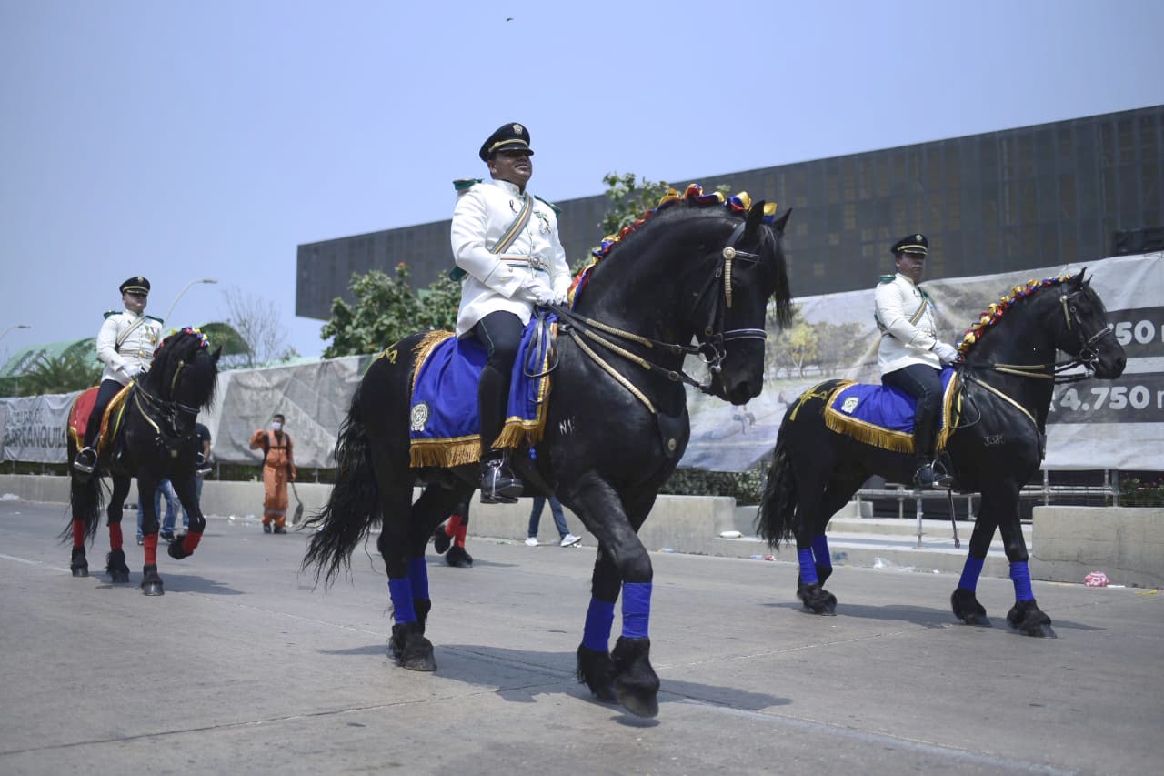 Los carabineros de la Policía respaldaron una vez más el desfile.