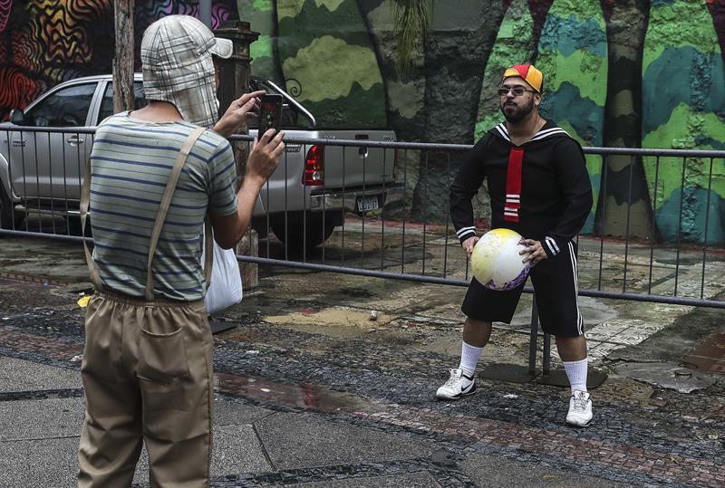 Asistentes de la comparsa "Cordão do Bola Preta" este sábado durante el primer día del carnaval en Río de Janeiro (Brasil).