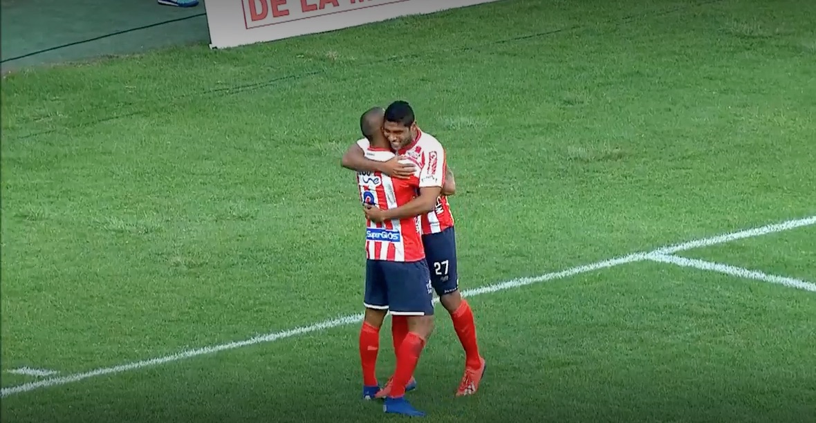 Freddy Hinestroza celebrando el gol de la victoria con Luis Carlos Ruiz.