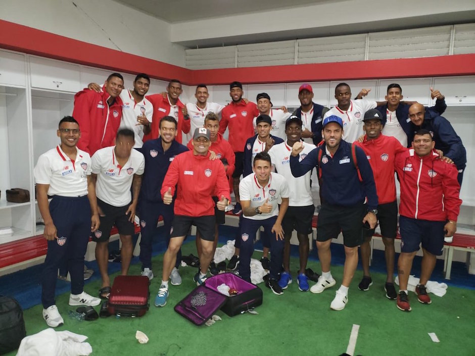 Los rojiblancos celebrando en el camerino, al final del partido en Manbizales.