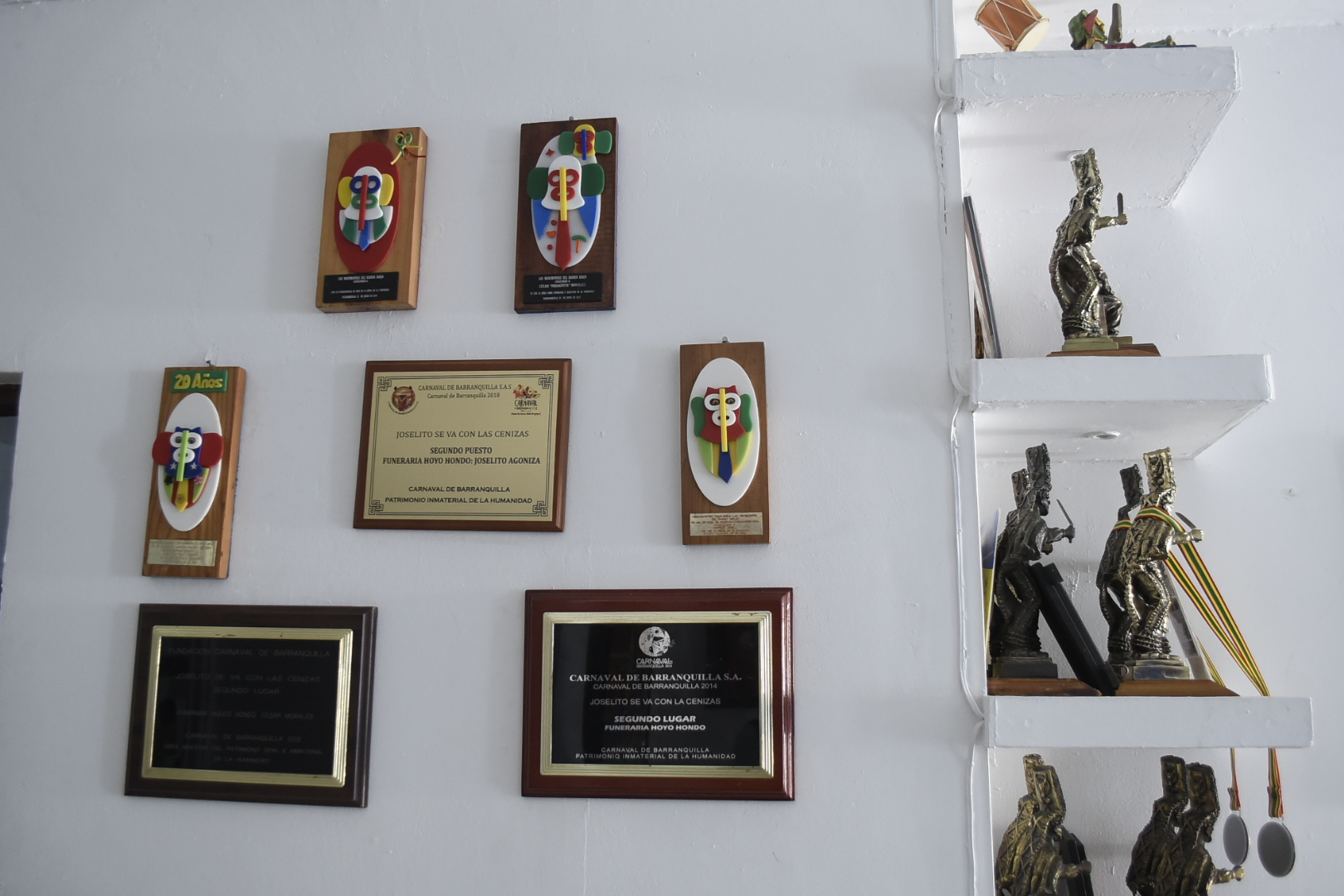 El museo de César 'Paragüita' Morales en su casa, con los Congos de Oro.