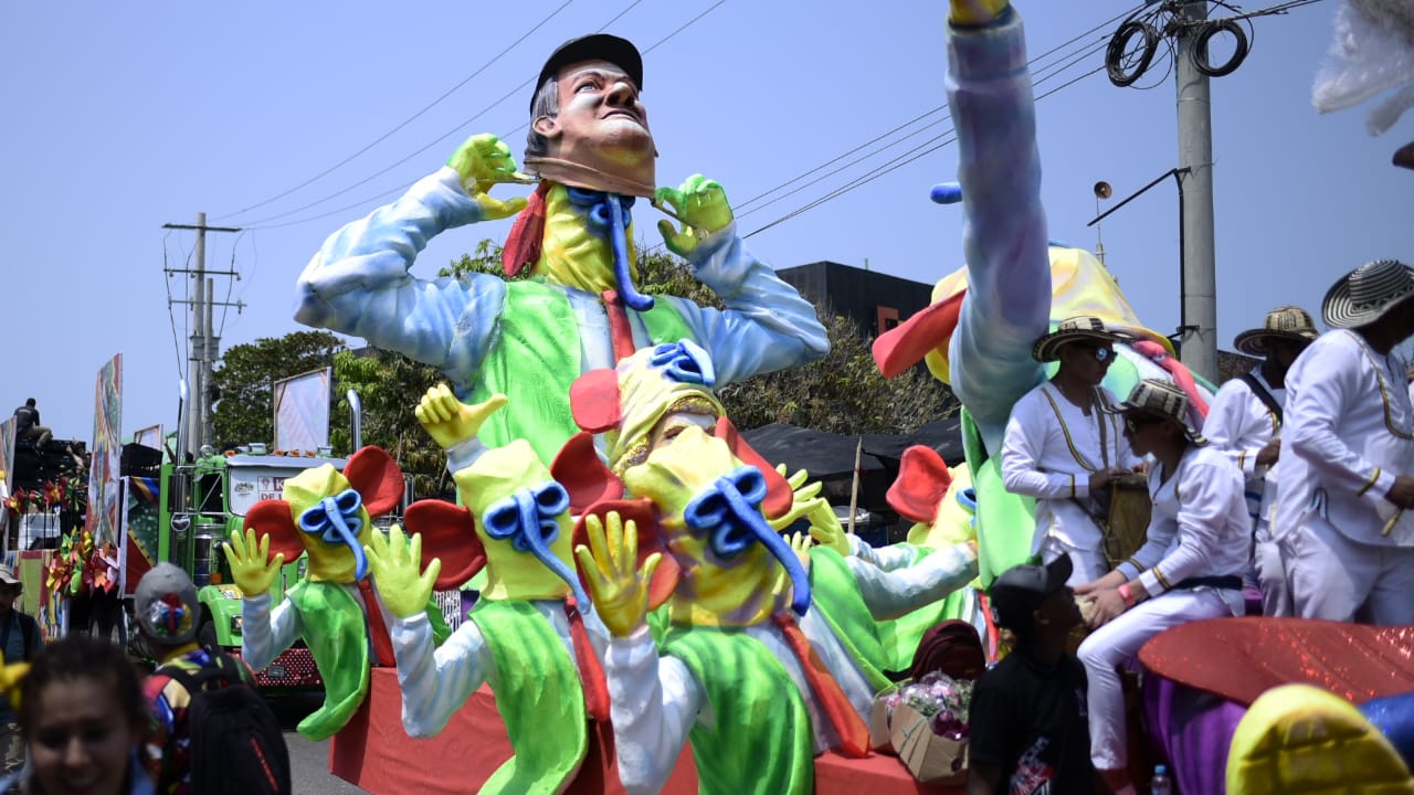 La imponente carroza en honor a César 'Paragüita' Morales.