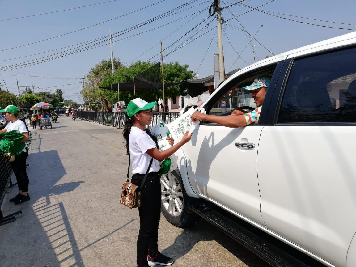 Promotores entregan la mochila ecológica.