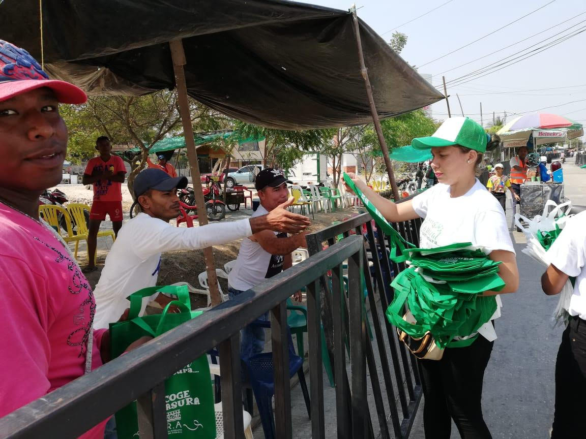 La idea es que en los eventos la gente deposite los residuos en las mochilas y no en la calle.