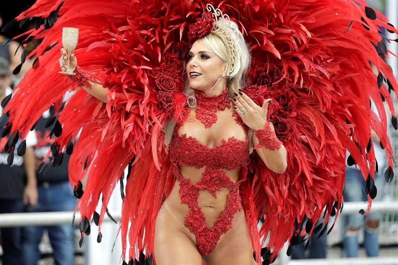  Integrantes de la escuela de samba del Grupo Especial Gaviões da Fiel.