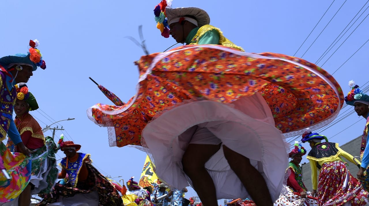 Una falda que se agita es una farota que baila para honrar a la mujer.