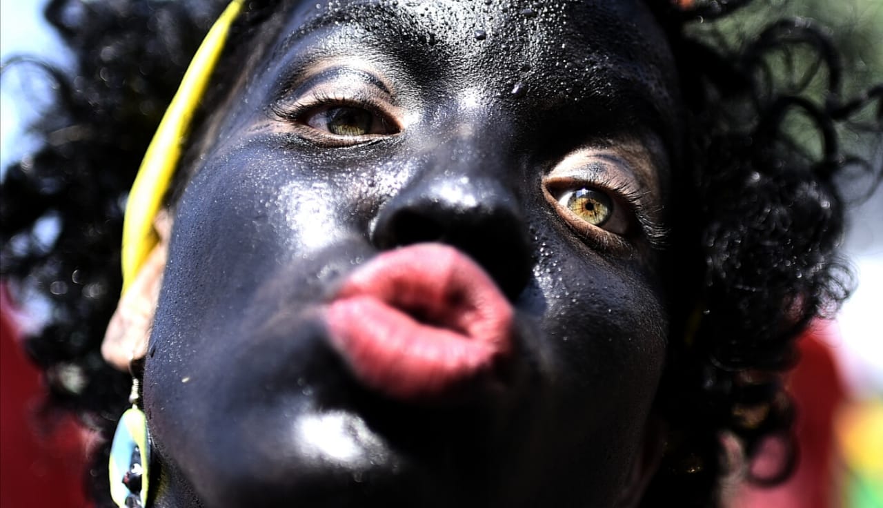 Un beso de carnaval.