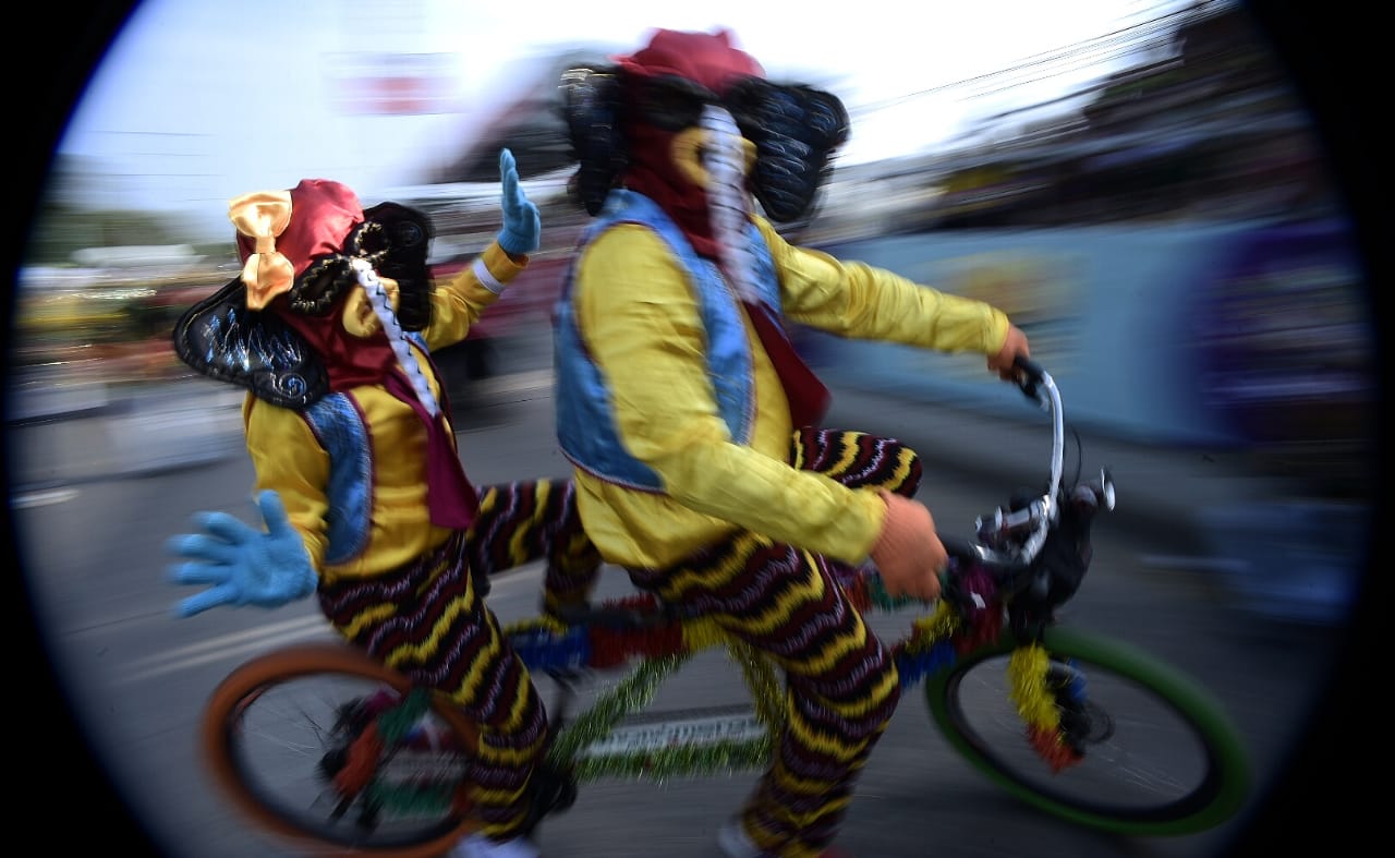 Graciosas como siempre, estas marimondas prefirieron las bicicletas.