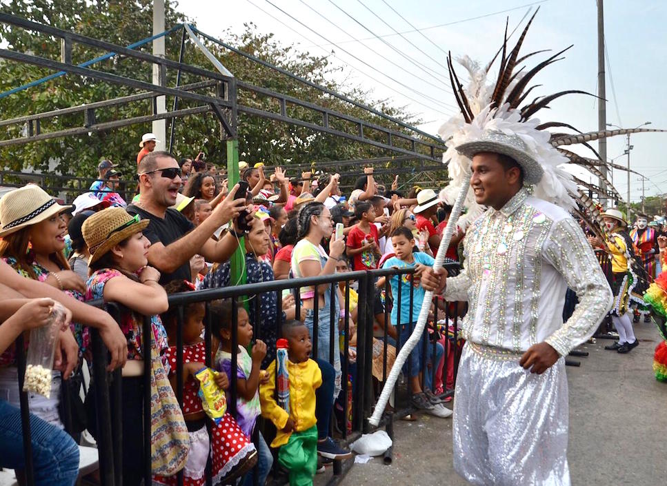 Saludando al púbico.