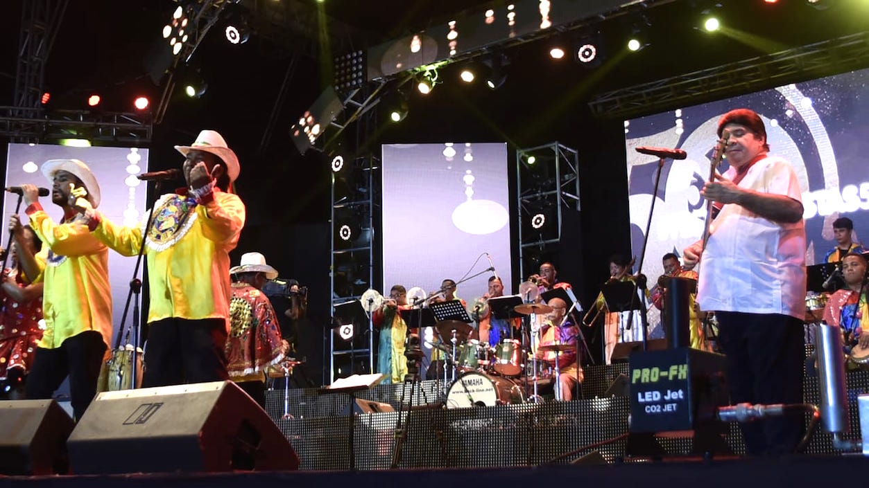 Julio Ernesto Estrada, acompañando con el bajo a Jacaranda Show Orquesta, recordando temas de Fruko y sus tesos y del Joe Arroyo.