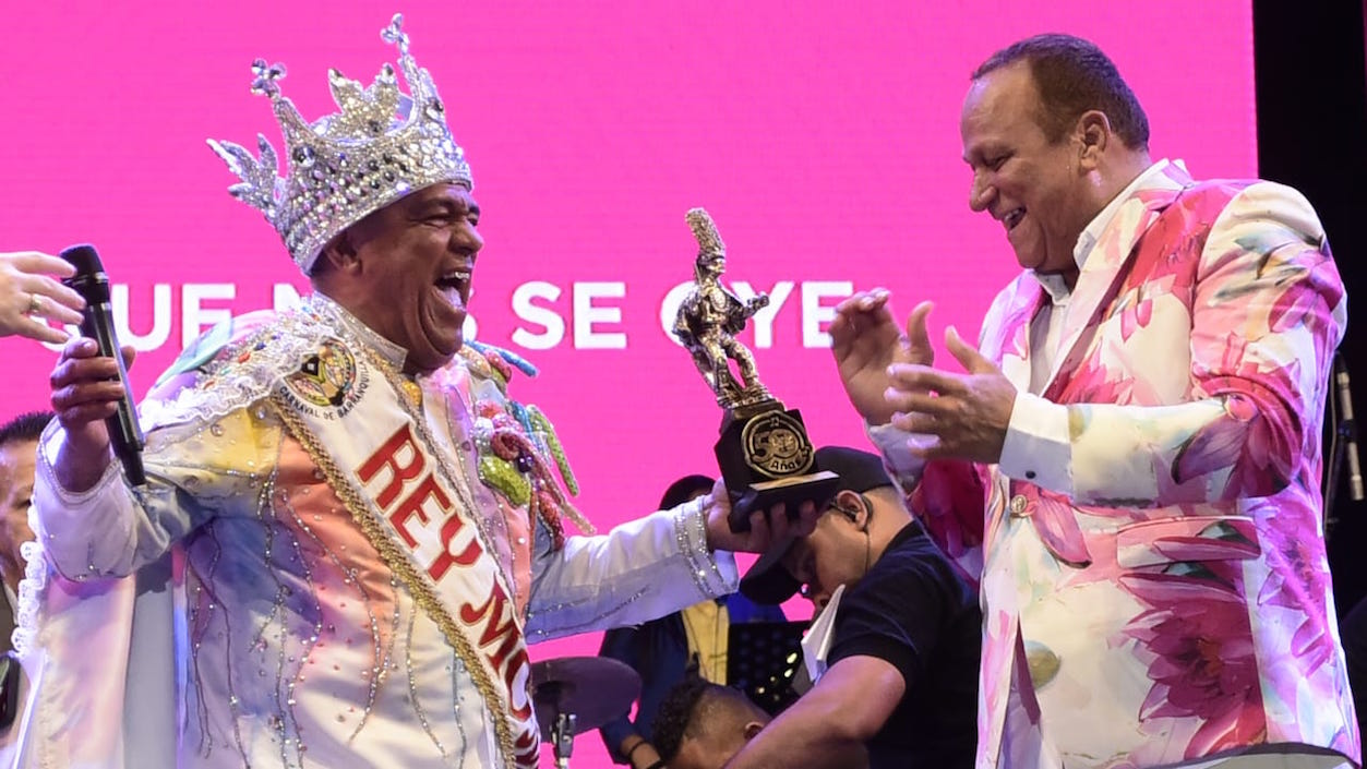 Ricardo 'Pin' Ojeda recibiendo el Congo de Oro edición especial.