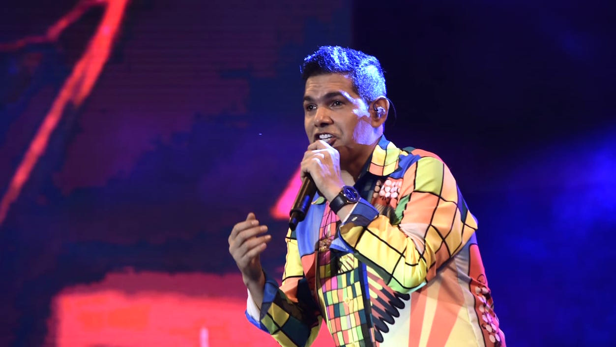Luciendo los símbolos de la 'Ventana al Mundo' el cantante Peter Manjarrés agradeció el apoyo barranquillero.