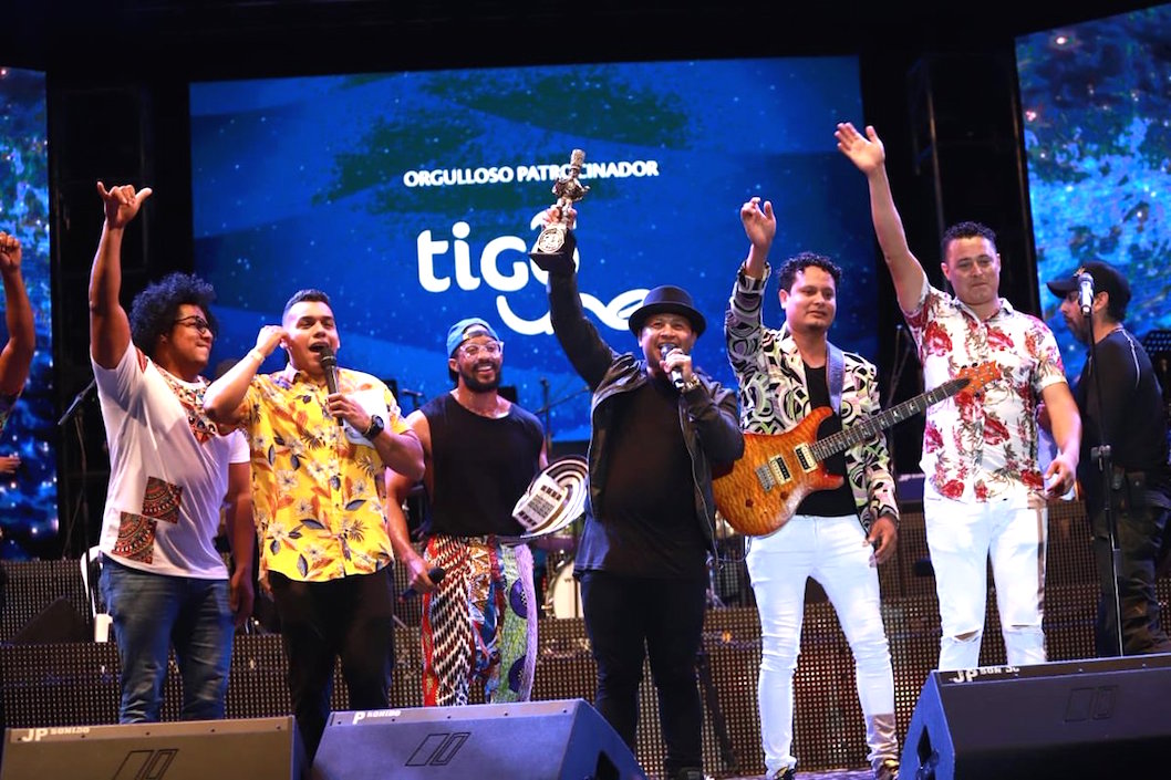 La agrupación cartagenera Bazurto All Star con su Congo de Oro.