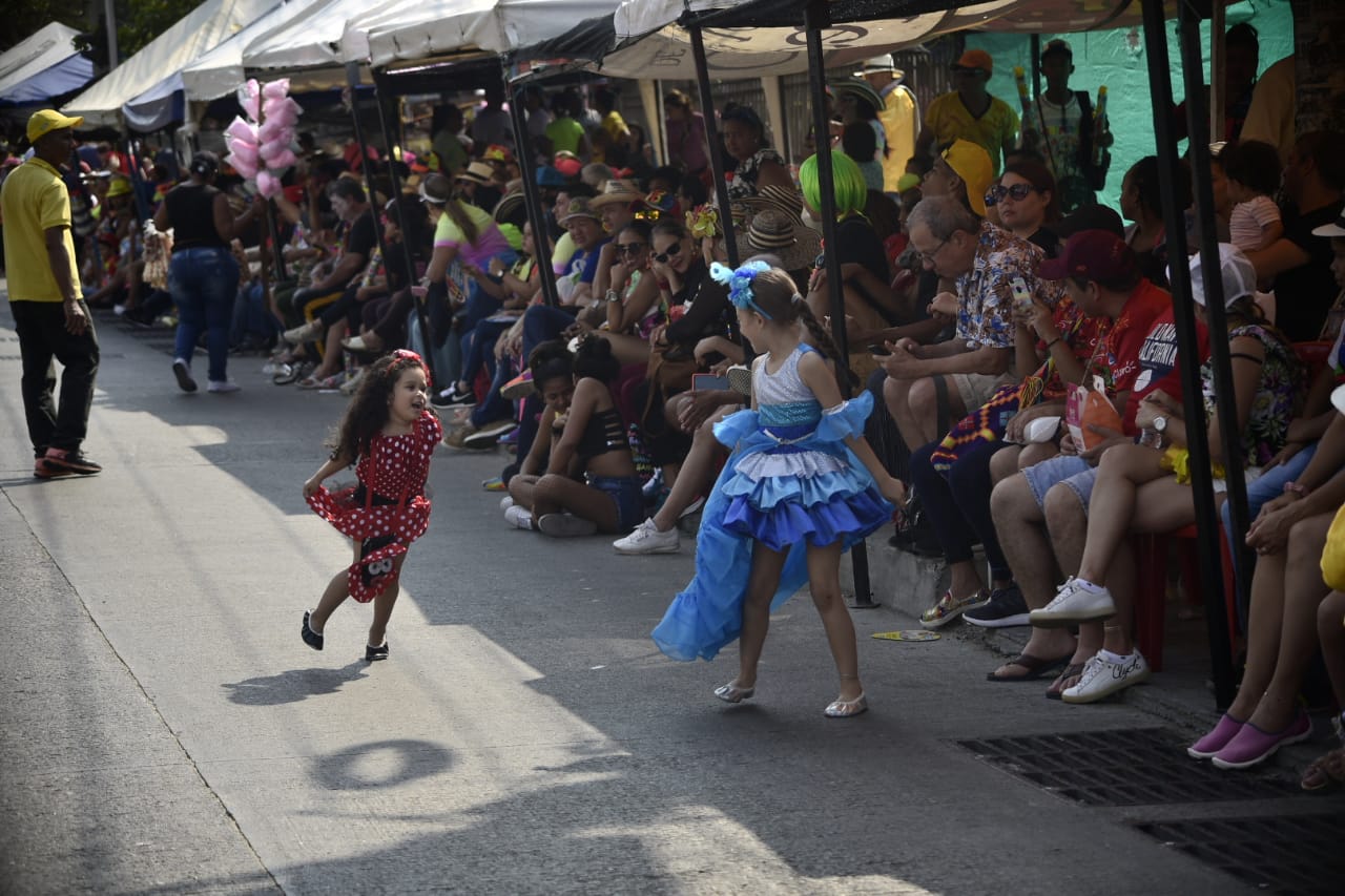 Niños disfrutando del desfile.